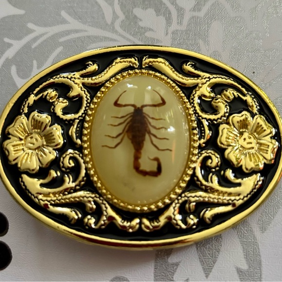 Gold tone belt buckle with scorpion design - Picture 4 of 7